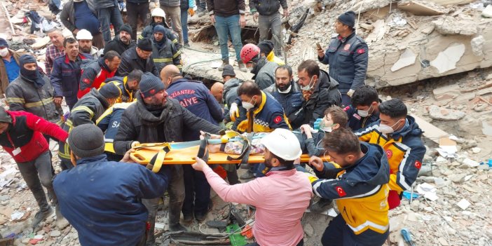 Gaziantep’te 106 saat sonra 3 kişi sağ olarak çıkarıldı