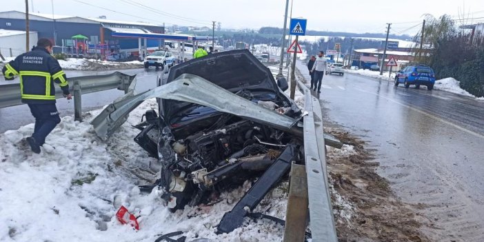 Hafif ticari araç bariyerlere çarptı: 2 yaralı