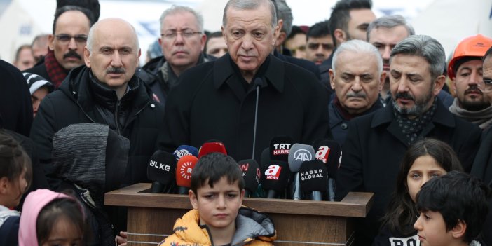 Erdoğan açıklama yaparken önüne depremzede çocuklar dizildi. Çocukların bakışana bakın