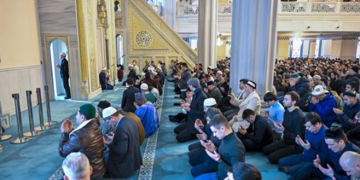 Depremzedeler için Rusya'daki camilerde dua edildi