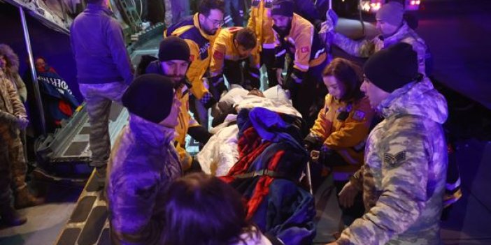 Depremde yaralanan 47 kişi askeri uçakla İstanbul'a getirildi