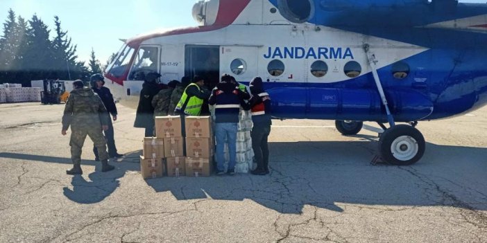 Gaziantep'teki köylere depremin 6'ncı gününde helikopterle yardım malzemesi götürüldü