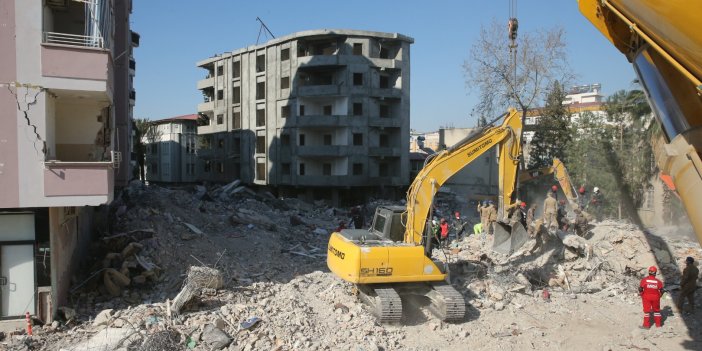 Osmaniye'de ağır hasarlı binalar yıkılıyor