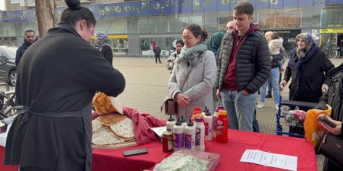 Hollanda'daki Türkler sattıkları yemeklerin gelirini depremzedelere gönderiyor