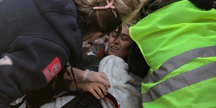 Depremden 151 saat sonra bir kadın enkazdan kurtarıldı