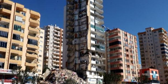 İlk depremde boşaltıldı baba oğul enkaz altında kaldı. Yarısı yıkılan Kubilay apartmanı tamamen çöktü