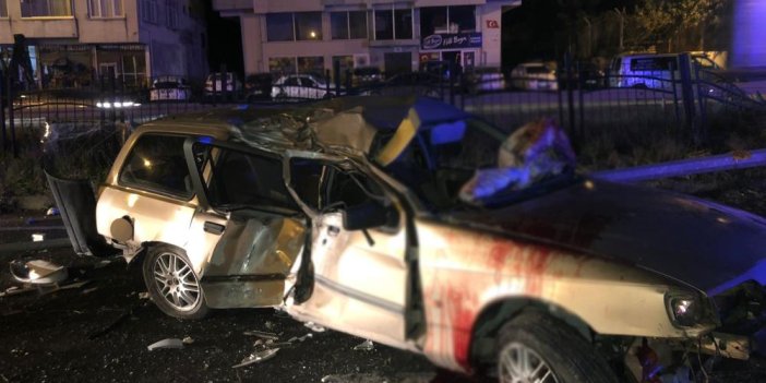 Otomobilin sürücüsü aydınlatma direğine çarptı araç takla attı: 2 yaralı