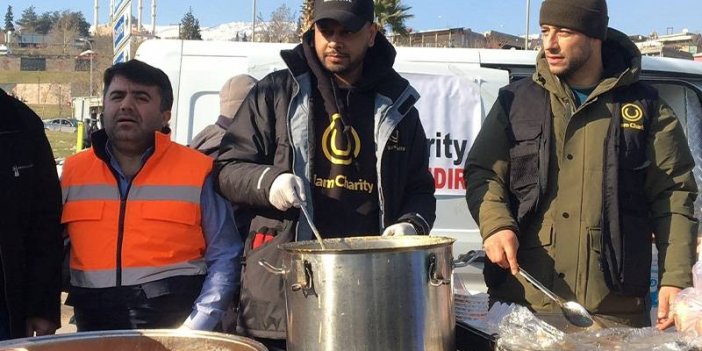 İsveçli şarkıcı Maher Zain depremzedelere yemek dağıttı