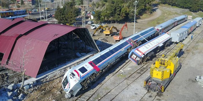 Gaziantep'te depremde devrilen 6 tren kaldırıldı