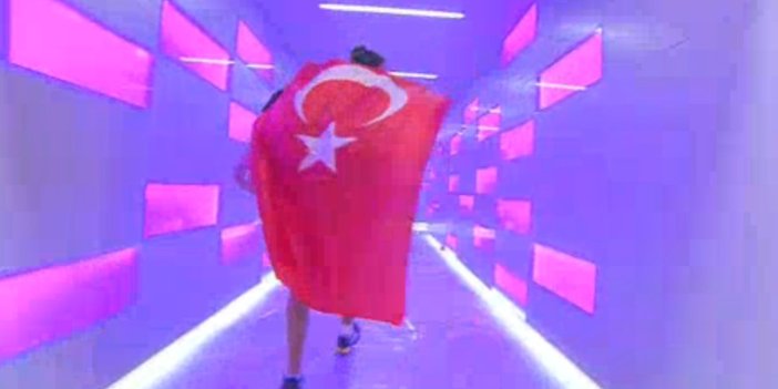 Depremzedeler için Katar'da Türk bayrağı açtı. İpek Öz korta böyle çıktı