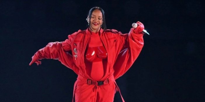 Rihanna ikinci çocuğuna hamile. Müjdeyi sahnede verdi