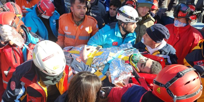 Depremin 9. Gününde enkazdan çıkarılan Muhammet helikopterle sevk edildi