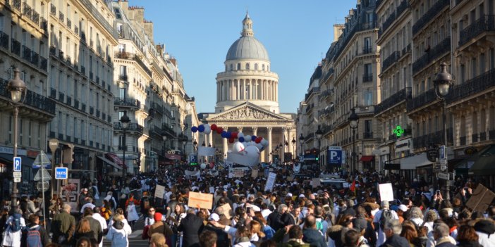 Paris'te sağlık çalışanları gösteri düzenledi