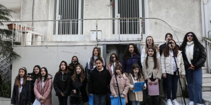 Yunanistan'da çocuk korosu depremzedeler için şarkı söyledi