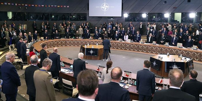 NATO toplantısı, Türkiye için saygı duruşuyla açıldı