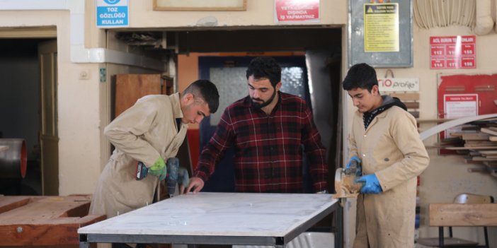 Erzurum'da meslek lisesi öğrencileri depremzedeler için mobil tuvalet ve banyo üretiyor
