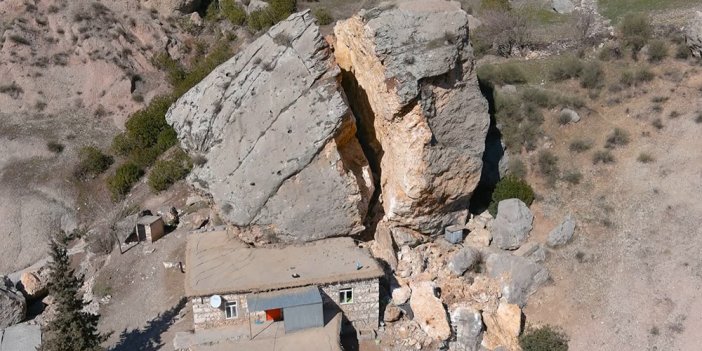 Depremde dağdan dev kayalar köye düştü