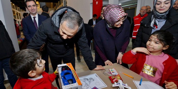 İstanbul Valisi Ali Yerlikaya depremzedeleri ziyaret etti
