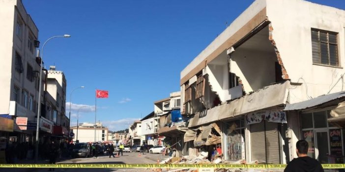 Depremde hasar gören binanın yıkılma anı kaydedildi