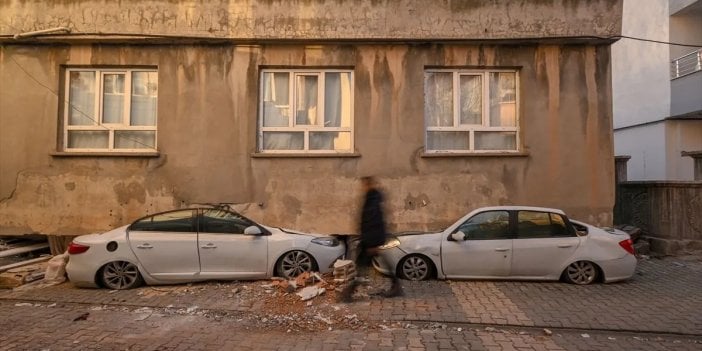 Depremde hasar gören araçlar da kaldırılıyor