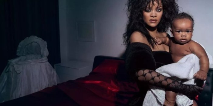 Ünlü şarkıcı Rihanna bebeği ile poz verdi
