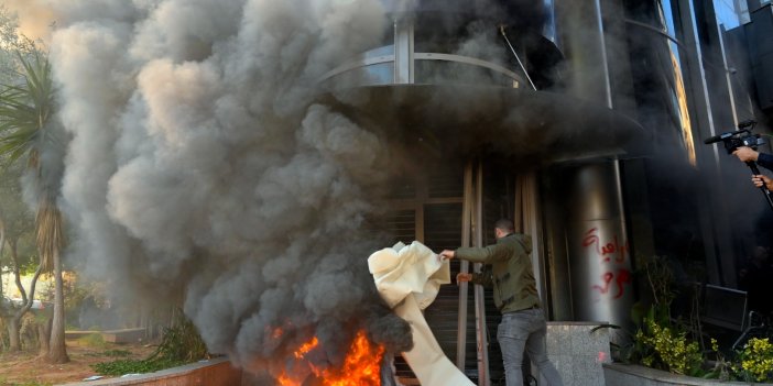 Lübnan’da halk banka şubelerini ateşe verdi   