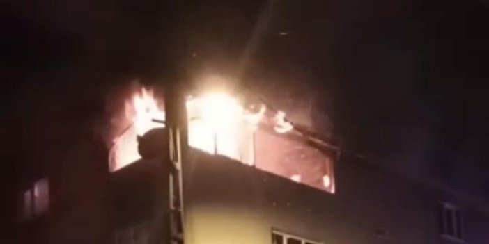 Pendik'te 3 katlı binanın çatı katı alev alev yandı