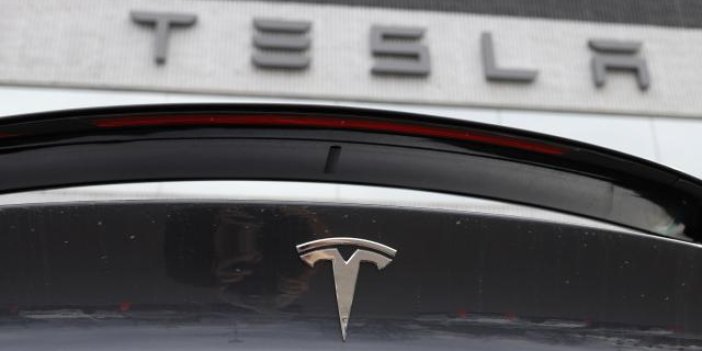 Tesla 363 bine yakın aracını geri çağırdı