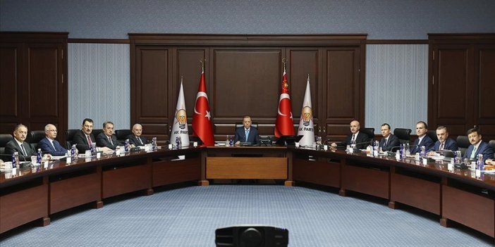 Erdoğan’ın gözde müteahhidinin deprem sonrası AKP MYK’ya katıldığı ortaya çıktı. Toplantıda ‘bağış talimatı' almış