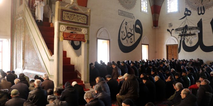 Trakya'daki camilerde depremde hayatını kaybedenler için gıyabi cenaze namazı kılındı