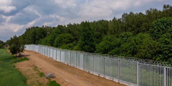 Polonya Belarus sınırındaki bariyerleri 181 kilometreye uzattı