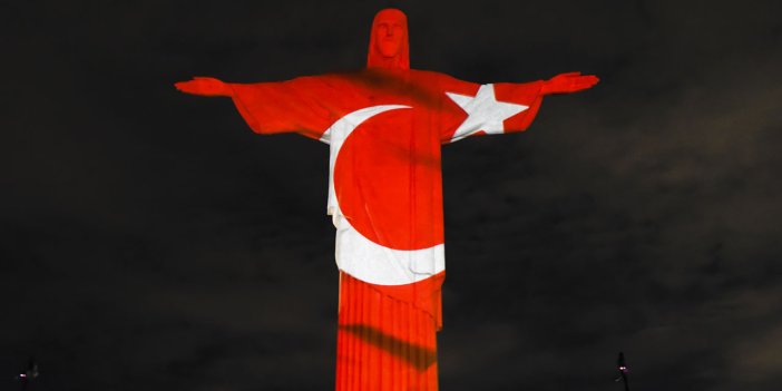 Kurtarıcı İsa heykeline Türk bayrağı yansıtıldı