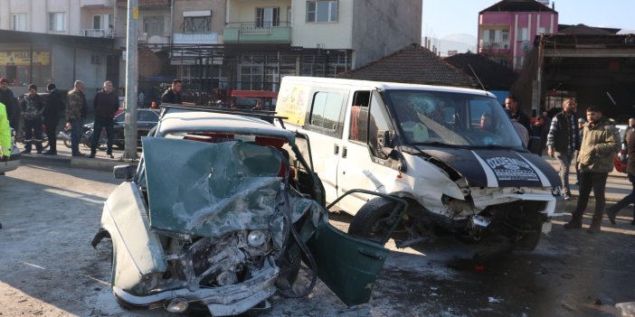 Manisa'da 3 araç birbirine girdi: 1'i ağır 4 yaralı