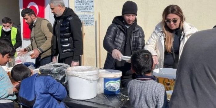 Aslı Hünel depremzedelere yemek servisi yaptı