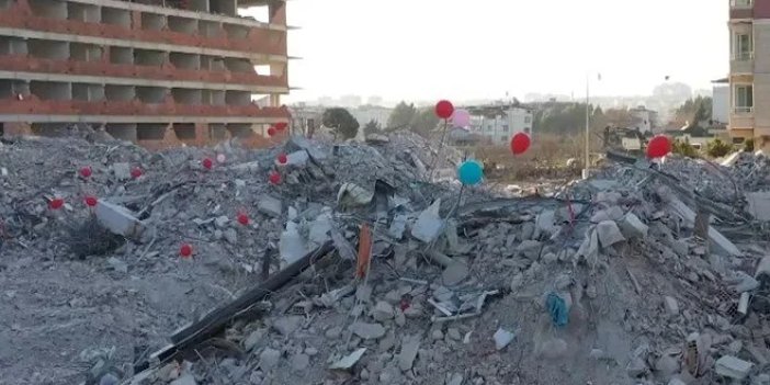 Depremde hayatını kaybeden çocuklar için anaokulu enkazına balon bağladılar