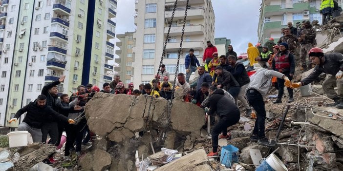 AFAD ‘Hasarlı binalara girmeyin’ diyerek uyardı. 6 ve üzeri büyüklükte artçı deprem olabilir