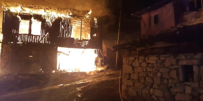 Bolu'da bitişik haldeki 5 ev yandı