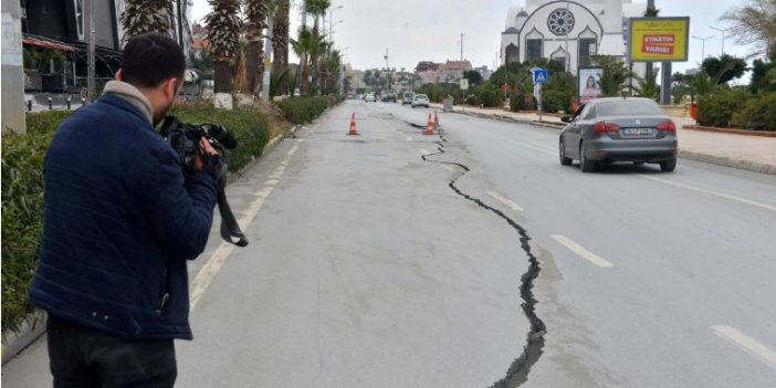 Deprem sonrası sahil yolu çöktü. Büyük yarıklar oluştu