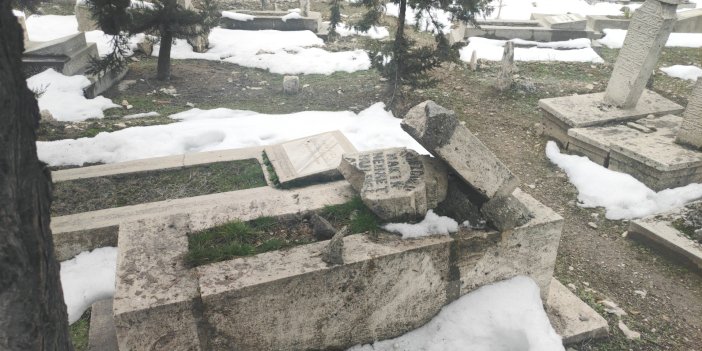 250 yıllık tarihi mezarlığı da deprem vurdu   