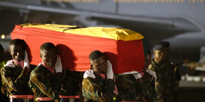 Gana Atsu'ya ağlıyor. Cenazesi törenle karşılandı