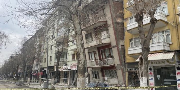 Malatya’da artçı sarsıntı sonrası bir bina öne doğru yattı
