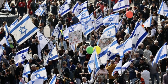 Binlerce İsrailli, Netanyahu'nun tartışmalı yargı düzenlemesini Meclis önünde protesto etti