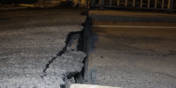 6.4'lük deprem sonrası köprü 10 santimetre çöktü