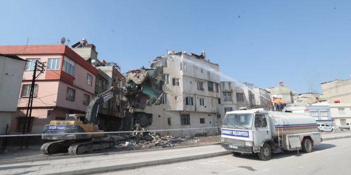 Gaziantep’te ağır hasarlı binaların yıkım çalışmaları sürüyor