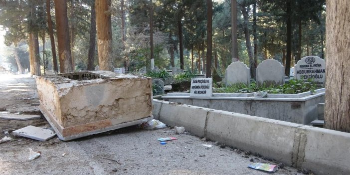 Deprem mezarları yola uçurdu