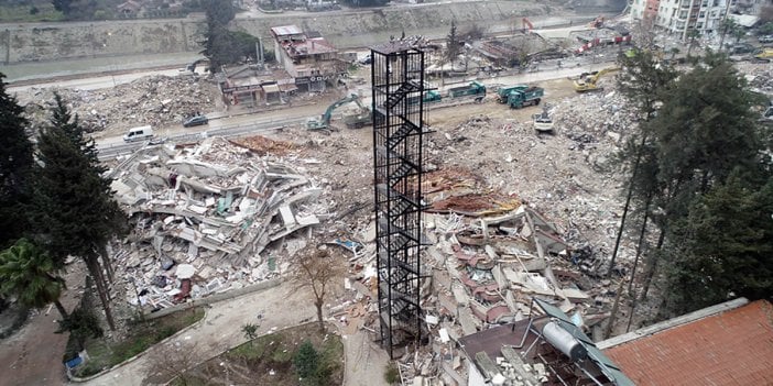 Yangın merdiveni ayakta kaldı. Binalar tamamen yıkıldı