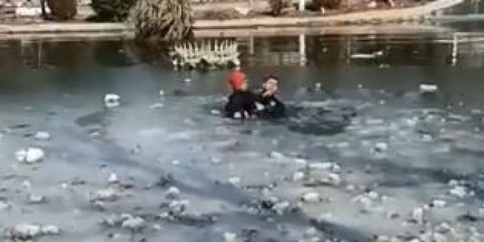 Depremzede çocuğu göletten polis kurtardı
