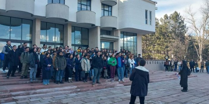 ODTÜ’lü öğrenciler yurtlara alınmama kararını rektörlük önünde protesto etti