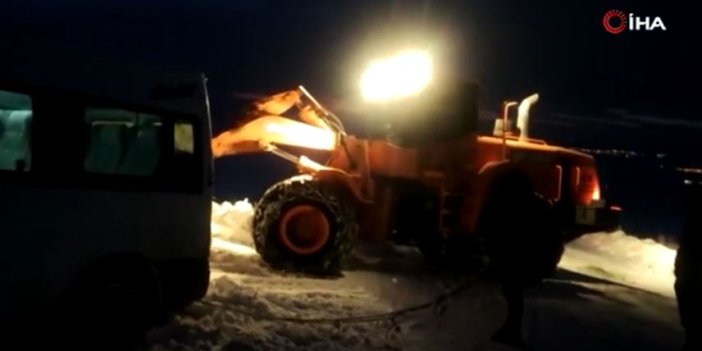 Muradiye'de yolda mahsur kalanların imdadına karla mücadele ekipleri yetişti   