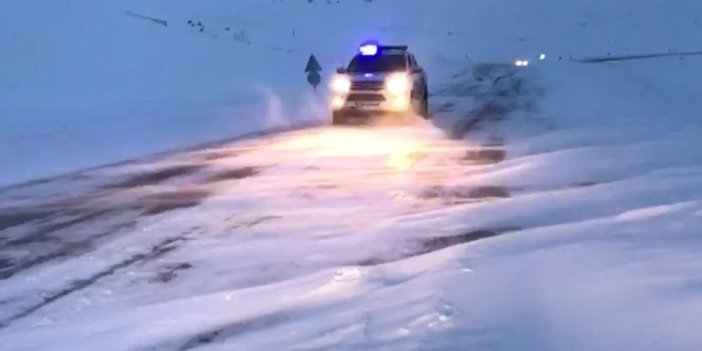 Ardahan’da yoğun kar yağışı ve tipi yolları kapattı